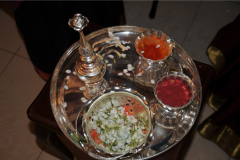 Aarti-Tablett mit Jasmin und Rosenwasser